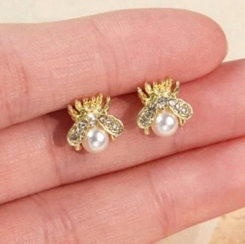 ✨️FINAL PRICE✨️ Queen Bee Royal Pearl Gold Stud Earrings - Picture 2 of 5